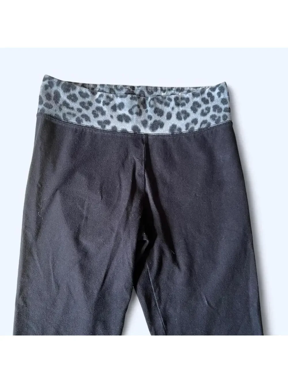City Streets Y2K Leopard Fold Over Capri Leggings Size Medium - Picture 2 of 6